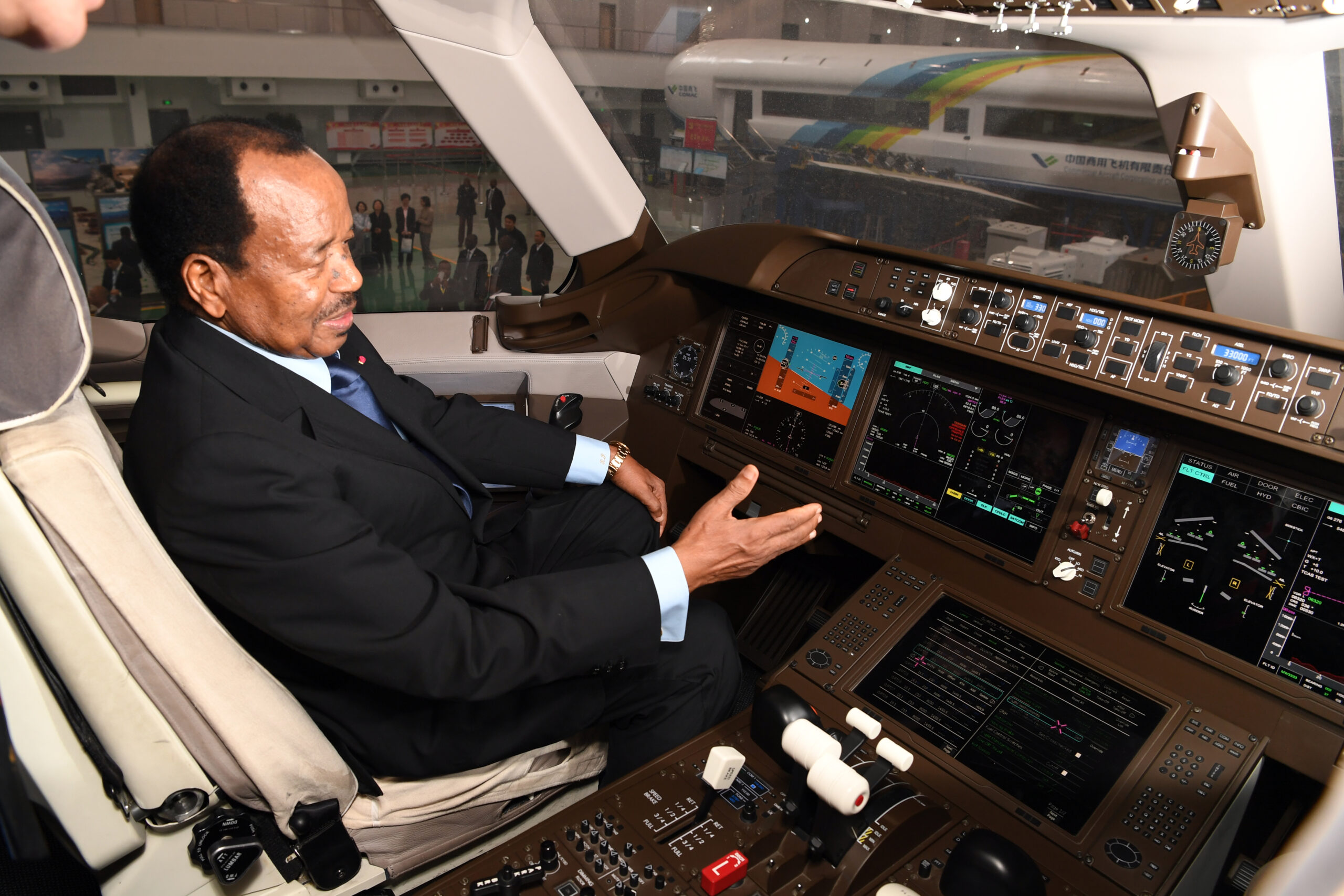 Visite du constructeur d’avion Comac, Paul Biya, pilote d’un jour